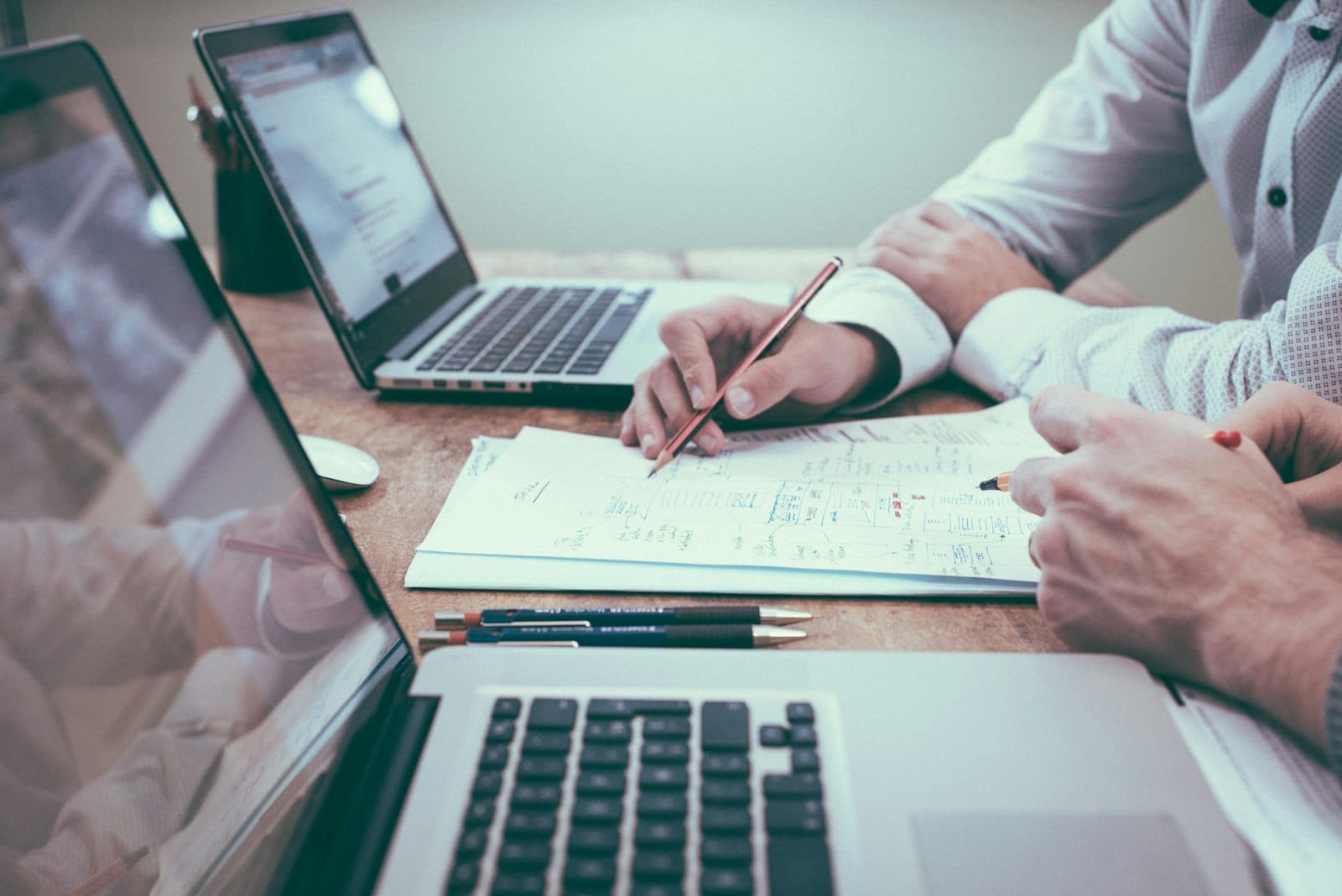 Profissional analisando processos e documentos
