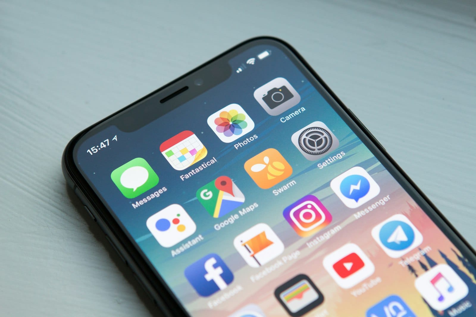 Pessoa usando aplicativo em smartphone